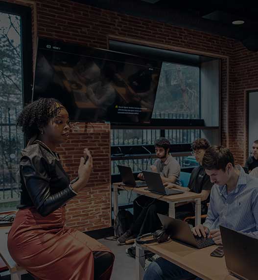 Coordinatrice pédagogique fait le point avec les étudiants